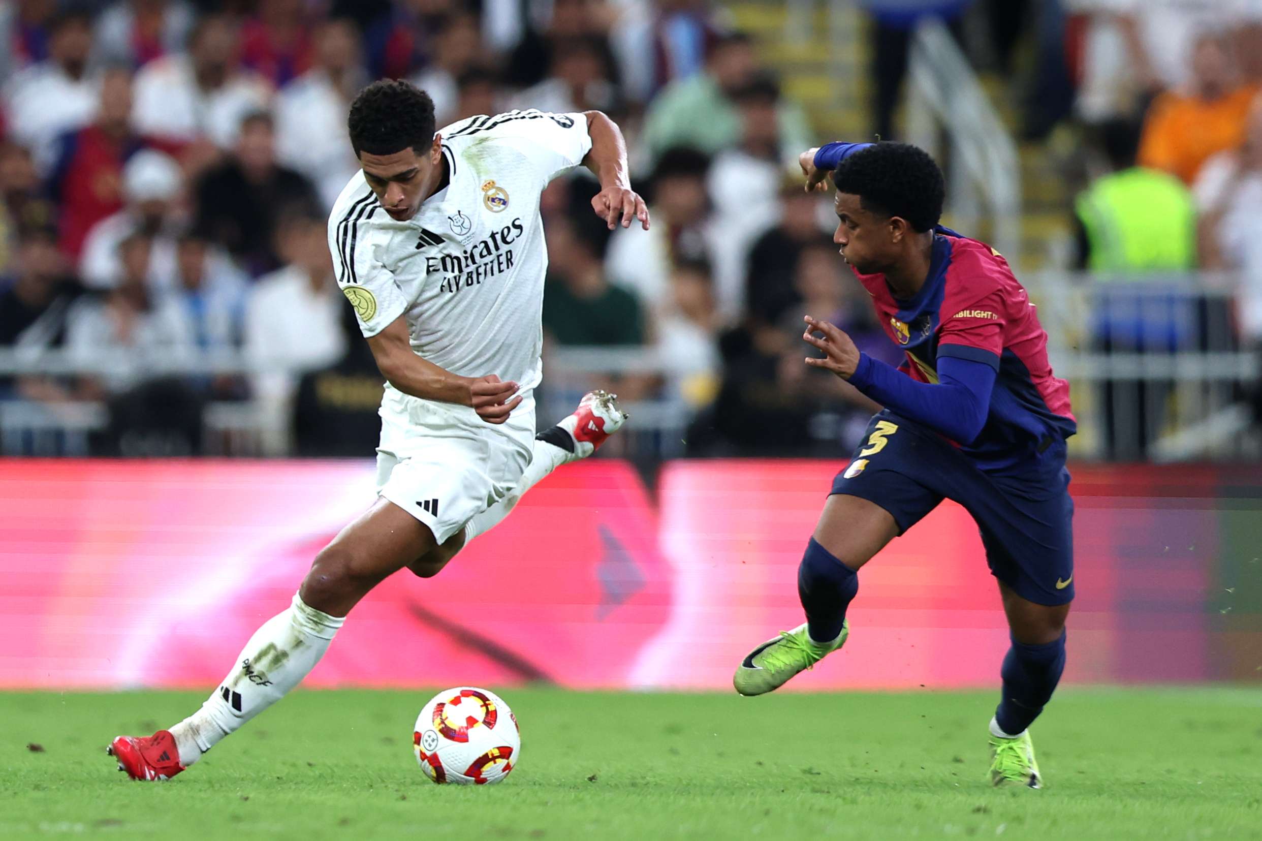 滕哈赫推动曼联用桑乔换取巴萨边锋拉菲尼亚